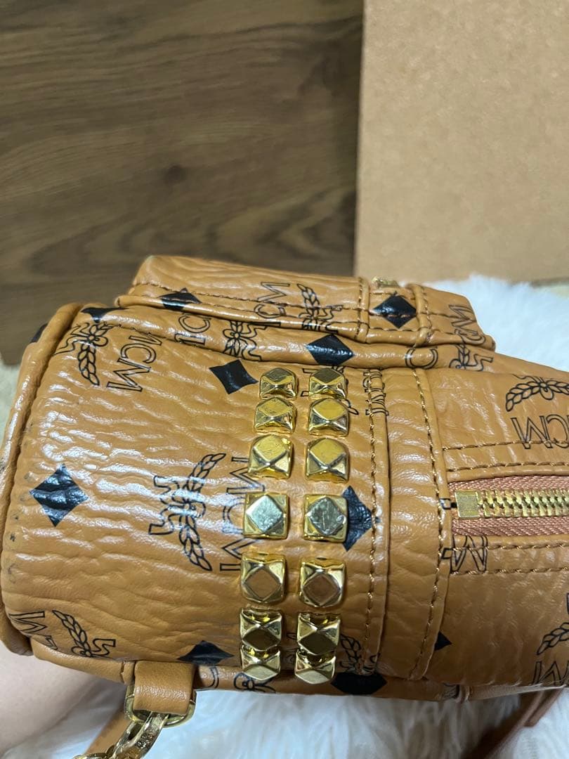 MCM エムシーエム ミニリュック ヴィセトス スタッズ キャメル
