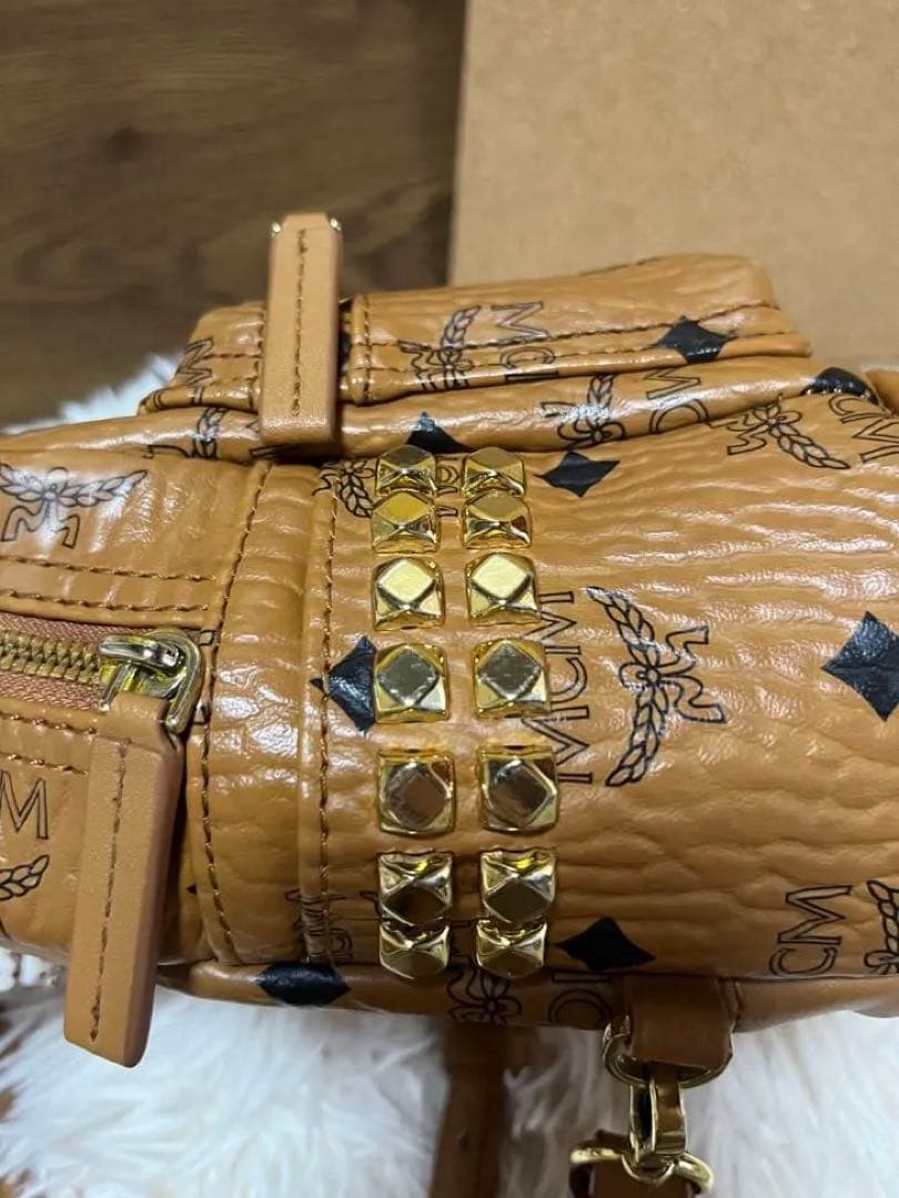 MCM エムシーエム ミニリュック ヴィセトス スタッズ キャメル