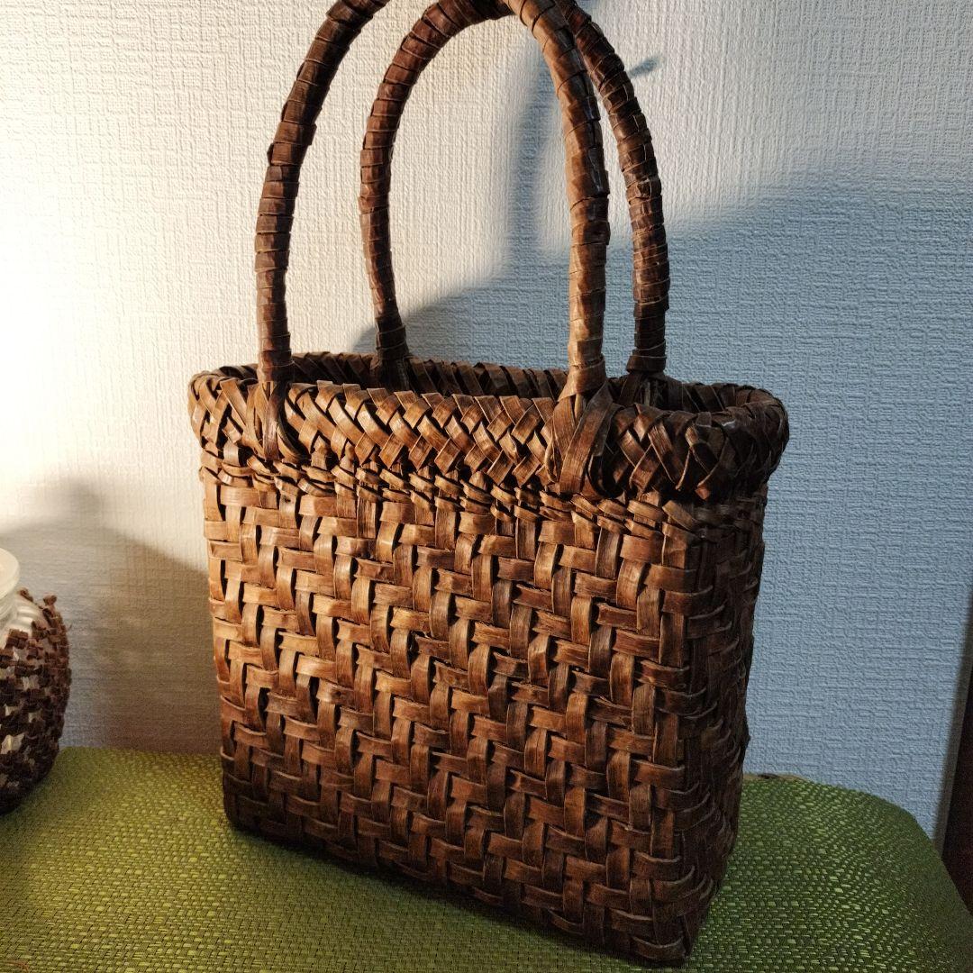 胡桃の皮網代編みかごバッグサイズ:約よこ22✕高さ20✕幅10