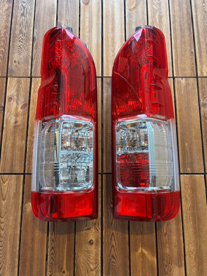 6型ハイエース　ワゴン　R3年新車外し　純正テールランプ　寒冷地仕様