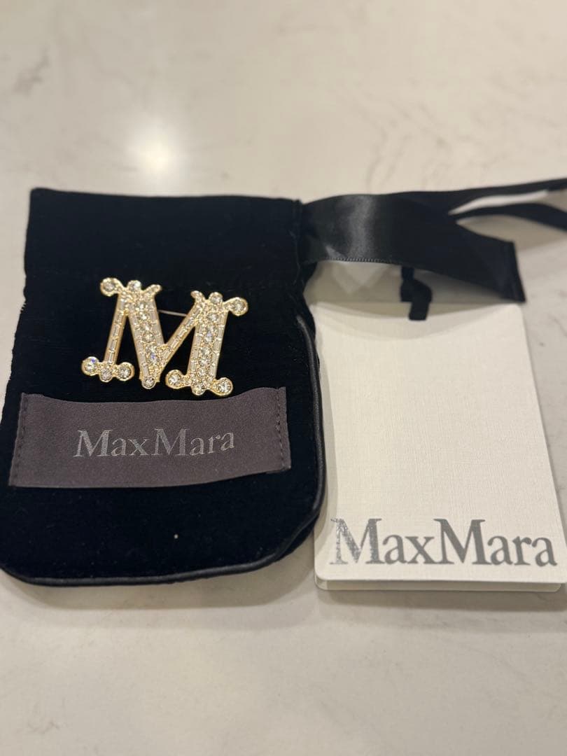 MaxMara ゴールド M字型ブローチ