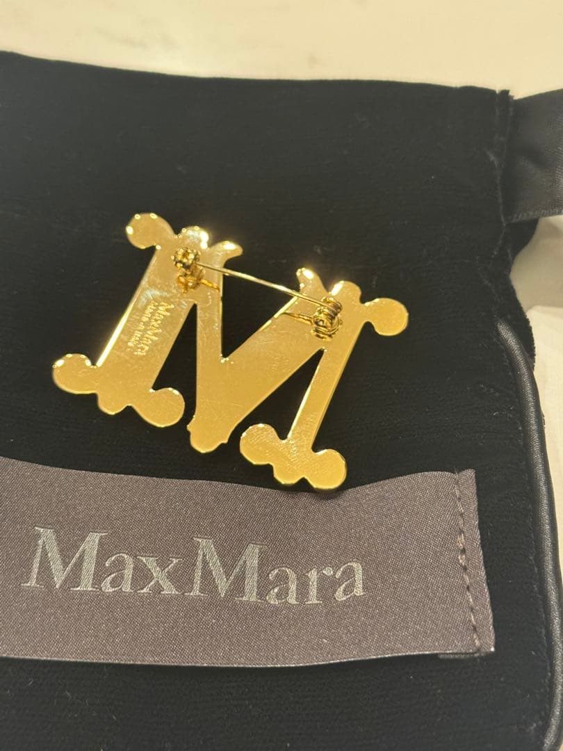MaxMara ゴールド M字型ブローチ
