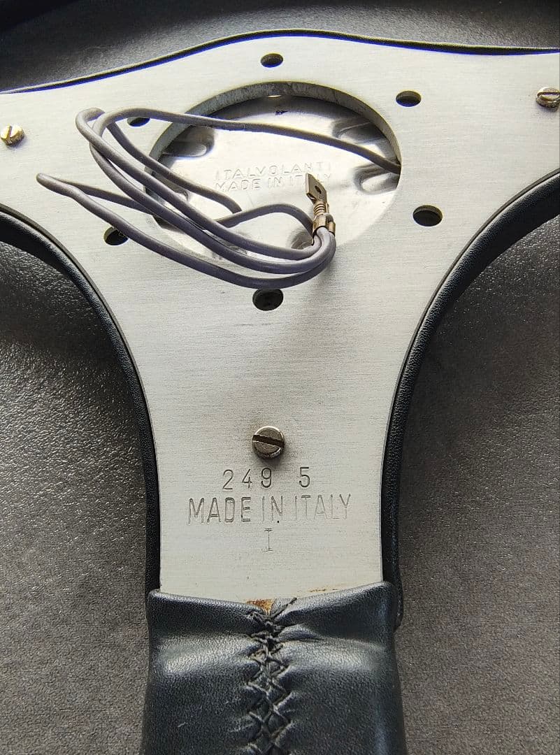 イタルボランテブラックレザー 3スポーク ステアリングホイール　直径約35cm