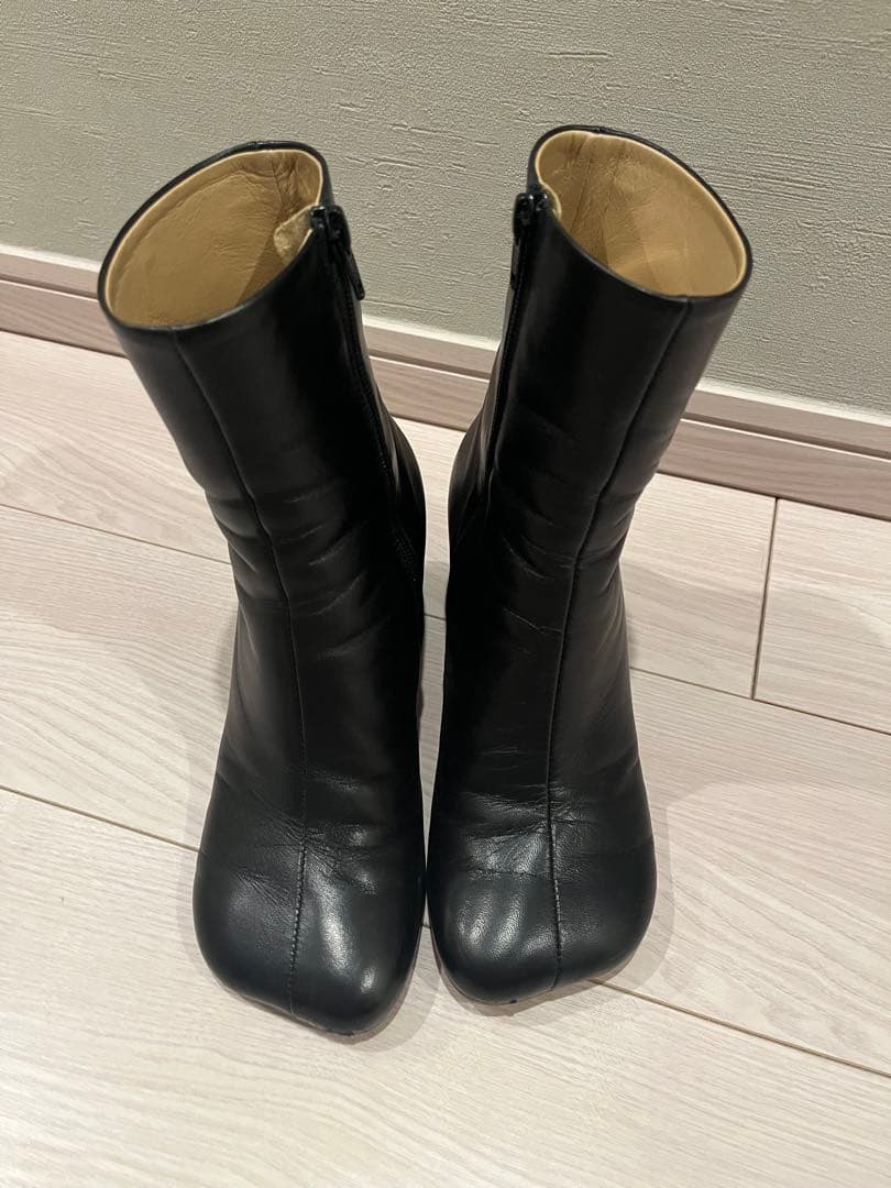 MM6ブラックレザーショートブーツ