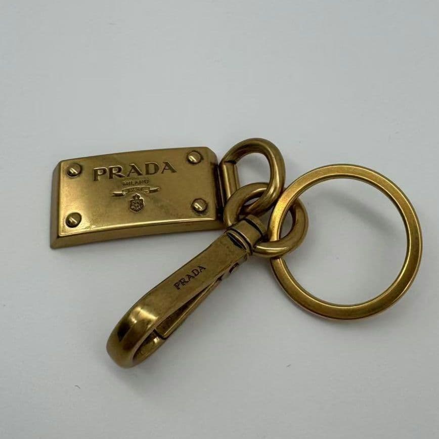 PRADAプラダ ロゴ プレート キーホルダー キーチャーム ゴールド