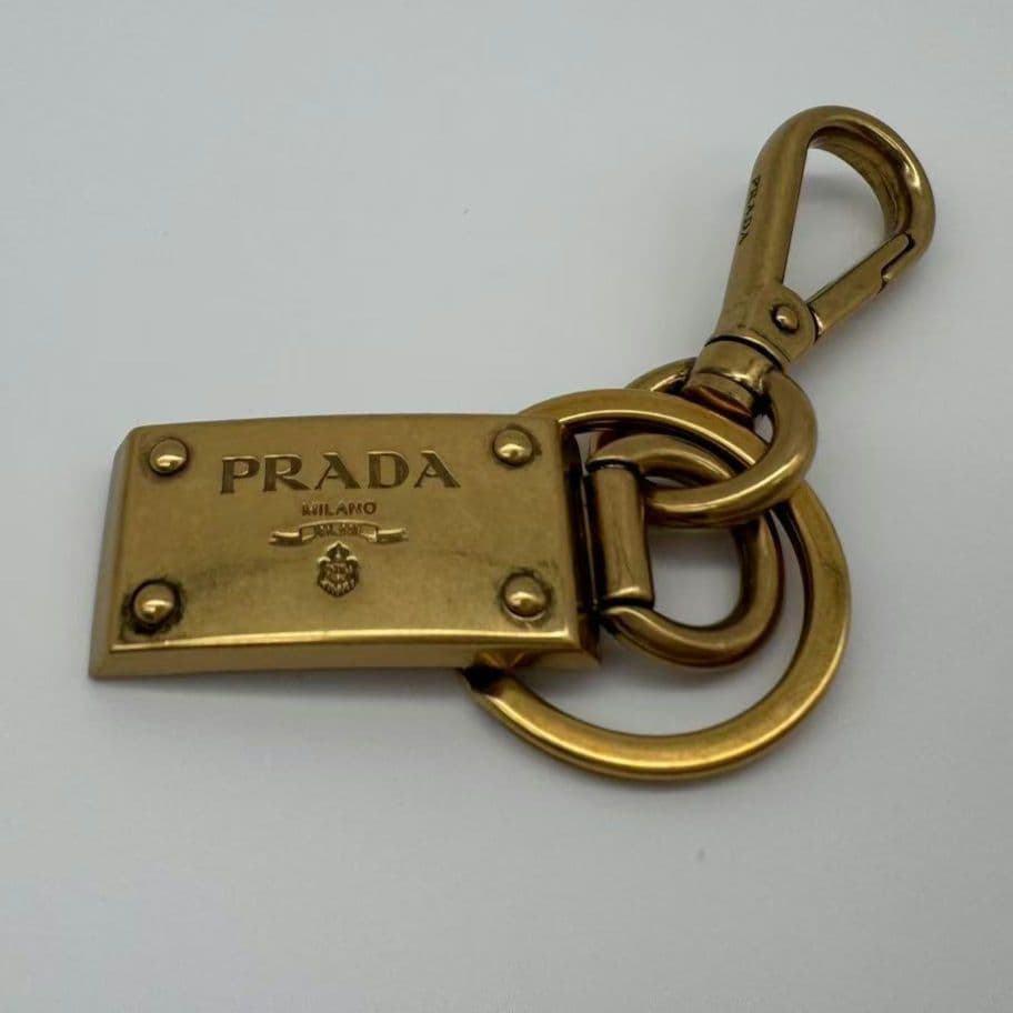PRADAプラダ ロゴ プレート キーホルダー キーチャーム ゴールド