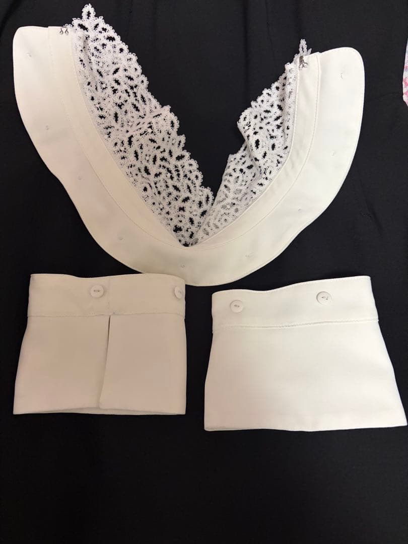 レース付き襟のブラックワンピース