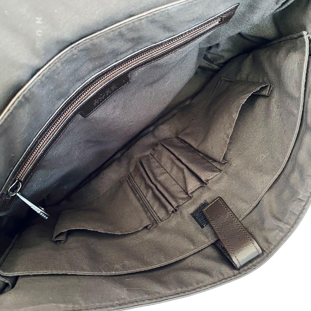 HUGO BOSS ヒューゴボス 美品 レザー メッセンジャーバッグ A4収納