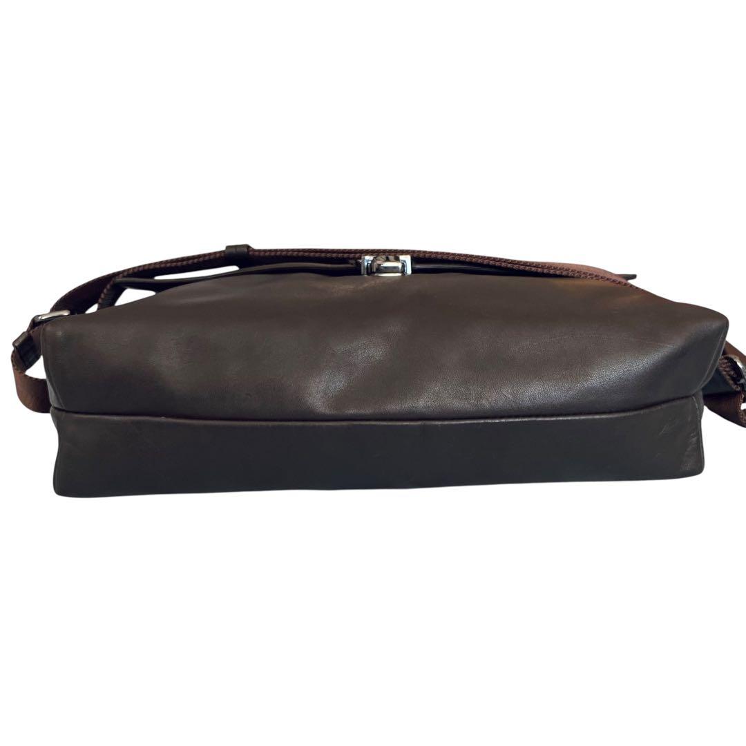 HUGO BOSS ヒューゴボス 美品 レザー メッセンジャーバッグ A4収納