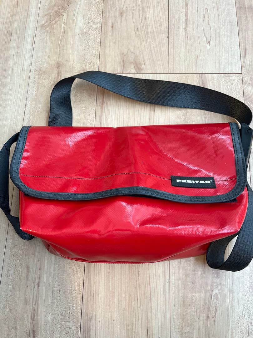 FREITAG フライターグ ショルダーバッグ　メッセンジャーバック　赤黒