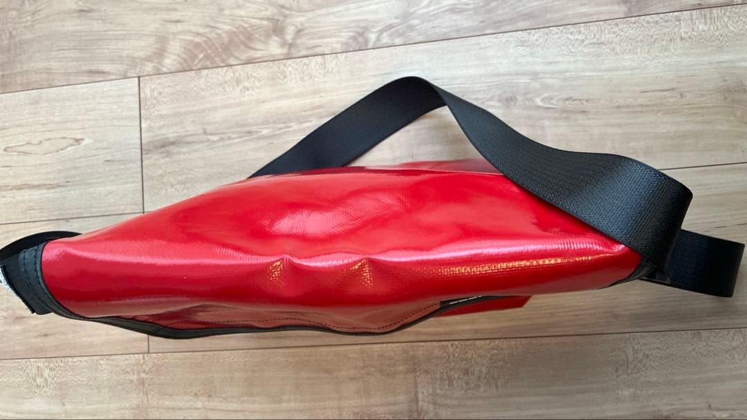 FREITAG フライターグ ショルダーバッグ　メッセンジャーバック　赤黒