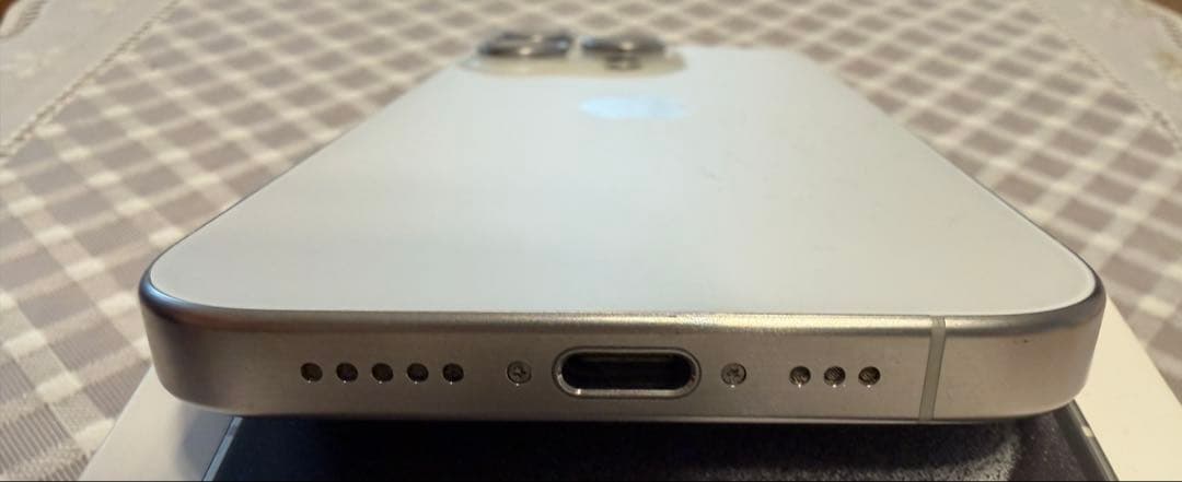 iPhone15 pro 128GB ホワイト　simフリー　美品 完動品