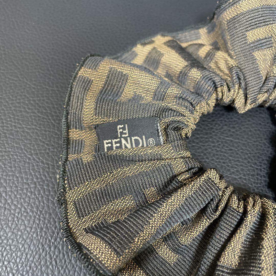 【極美品】FENDI フェンディ シュシュ　ズッカ柄　ＦＦロゴ　ブラウン　茶色
