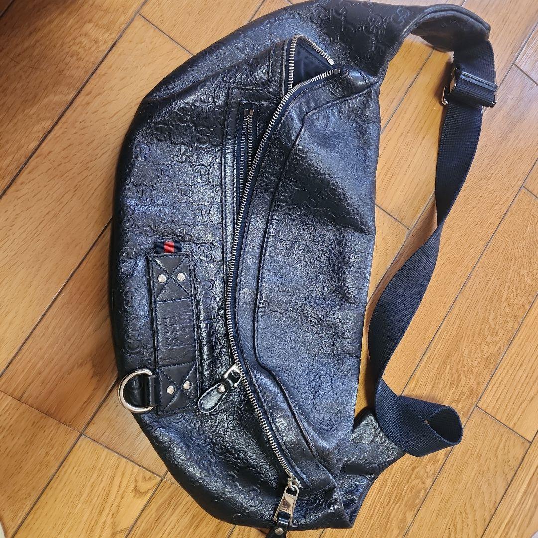 黒 レザー ボディバッグ ロゴ入り