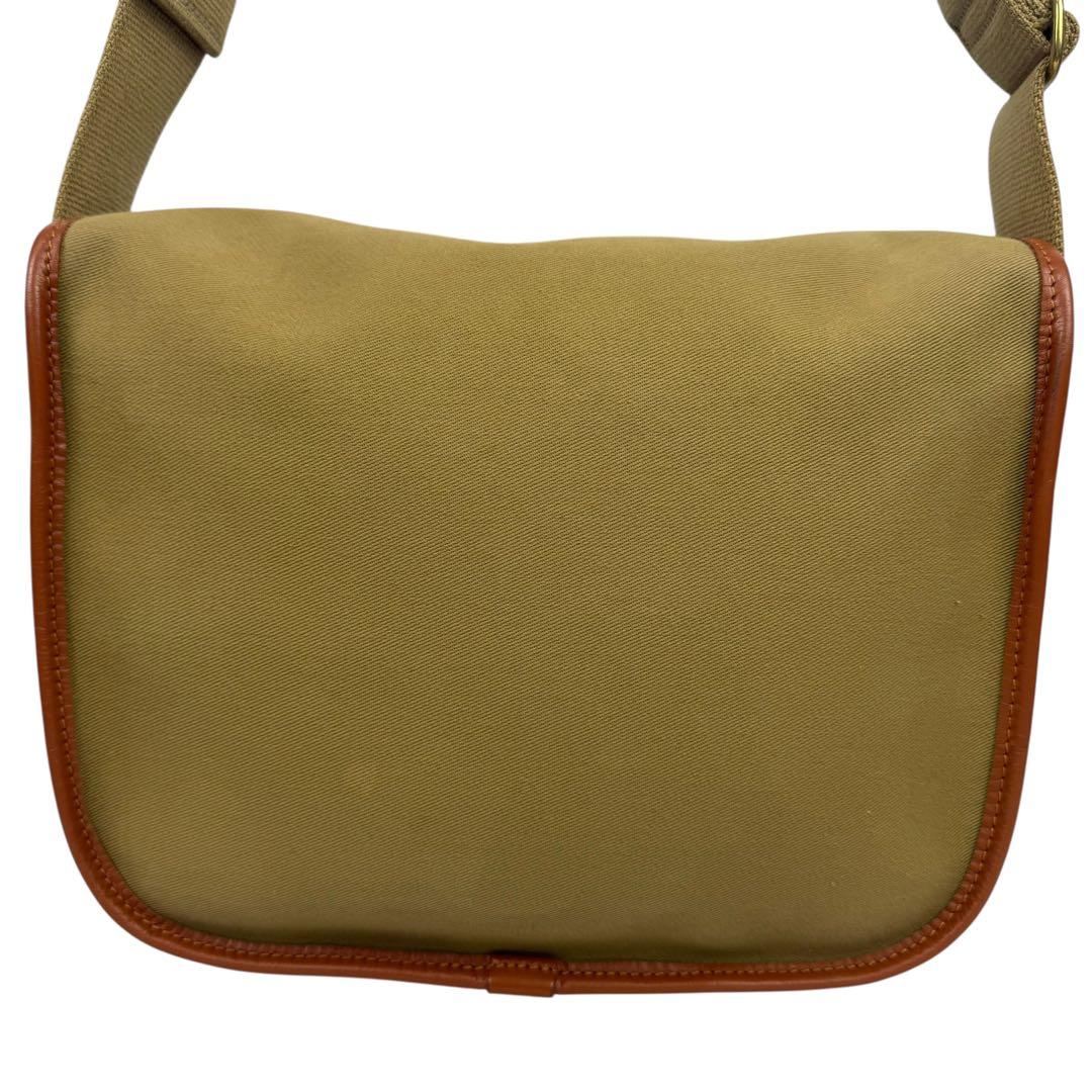 BRADY STOUR ブレディ ショルダーバッグ 斜めがけ チャーム付 カーキ