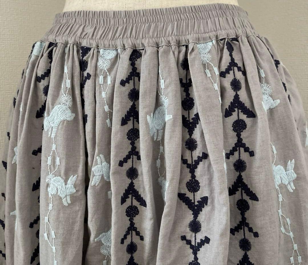 マーブルシュッド　「hopping bunny 」刺繍　 ギャザースカート