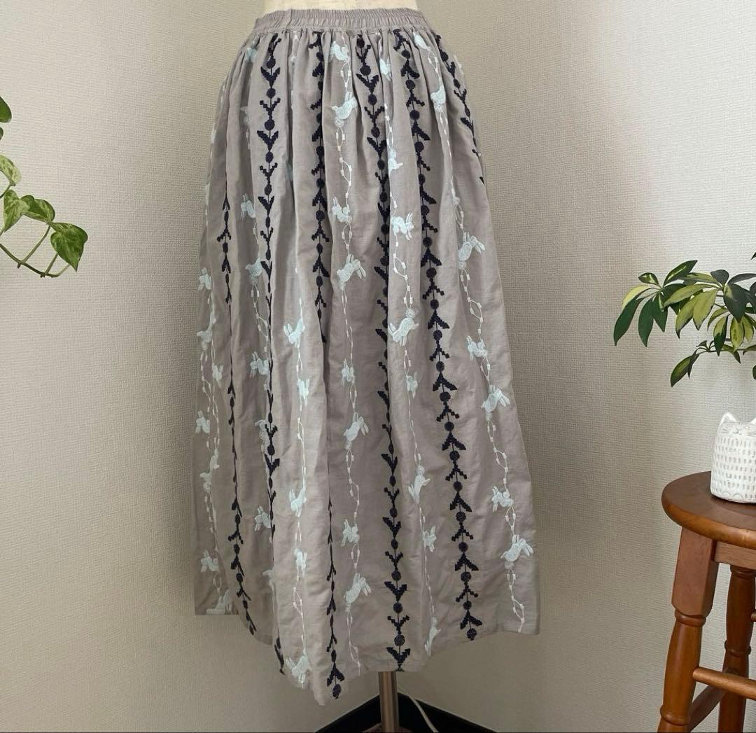 マーブルシュッド　「hopping bunny 」刺繍　 ギャザースカート