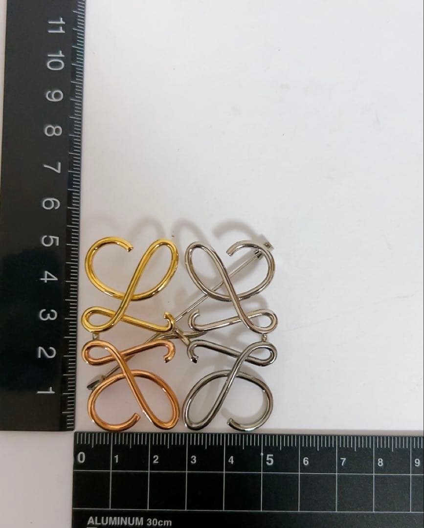 ロエベLOEWE ブローチ　アナグラム　ゴールド シルバー ピンクゴールド