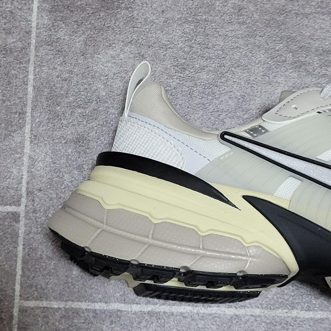 ★Lena様 ナイキ V2K RUN 1.7万 スニーカー シルバー