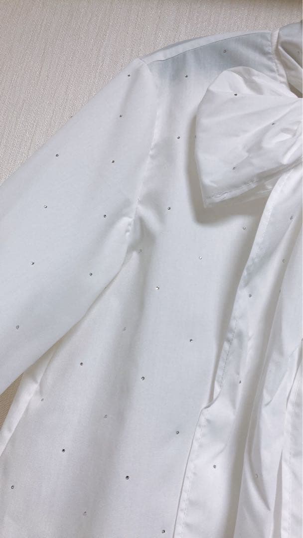 【最終値下げ】新品　ビジュー付きボウタイブラウス