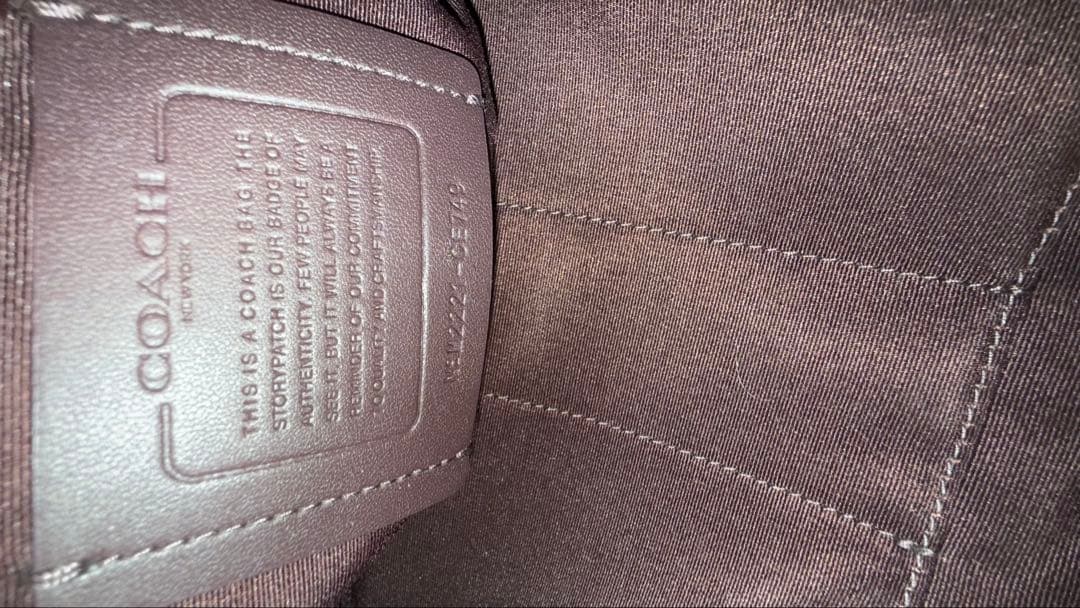 スタイリッシュなCOACHグラハムのシグネチャーバッグで上品で使いやすいモデル