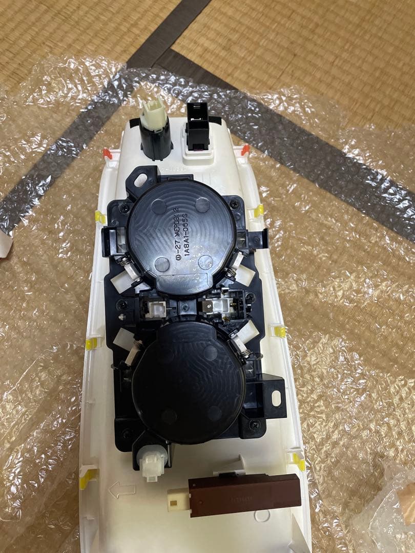 ホワイト センターコンソール　プリウス50