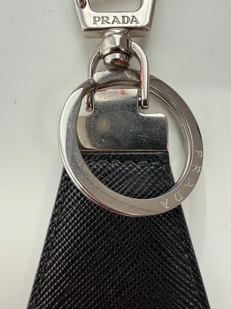 PRADA サフィアーノブラックレザーキーホルダー