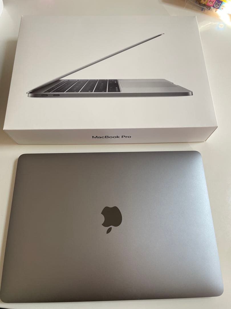 Apple MacBook Pro スペースグレー　充電しながらの使用が必須