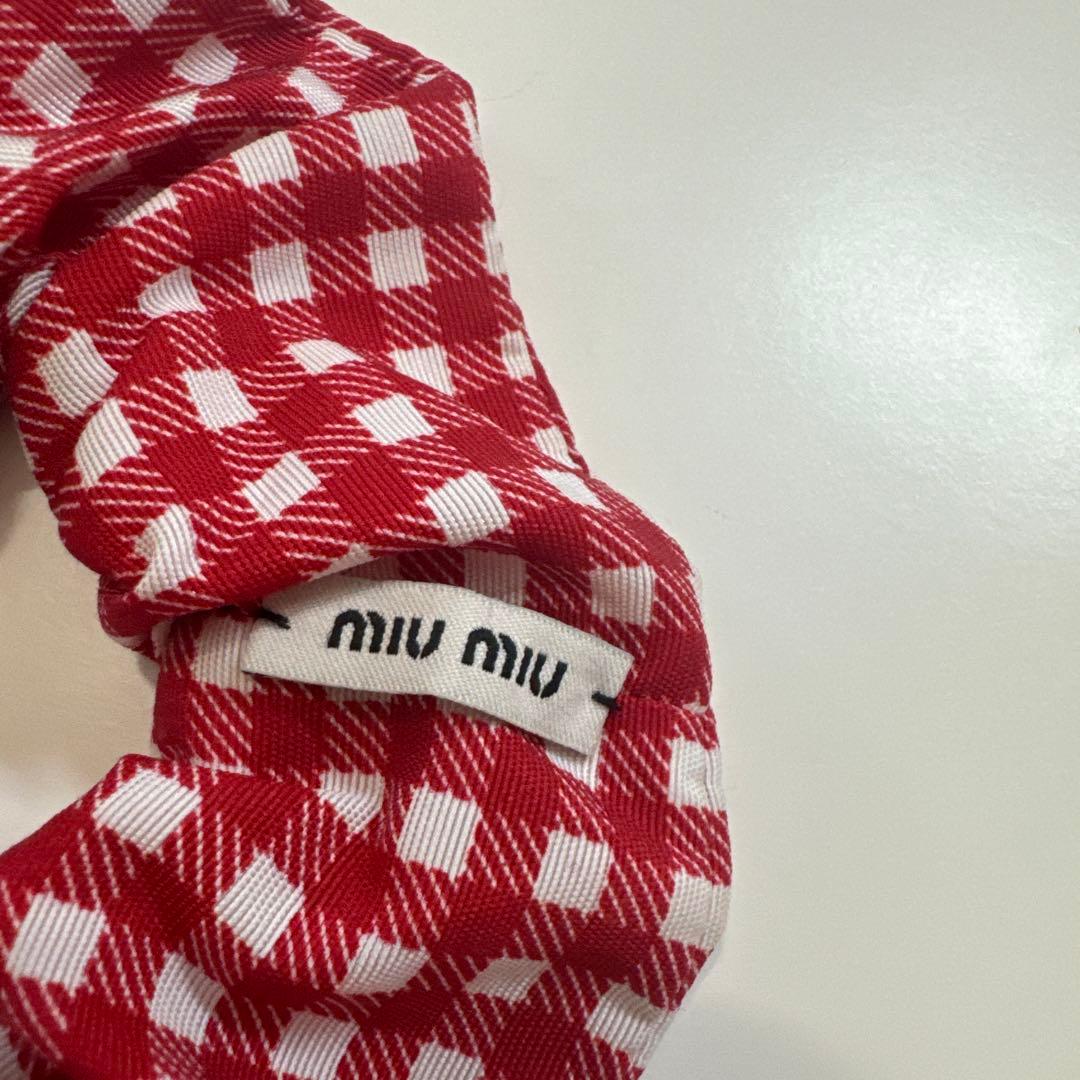 ミュウミュウ　シュシュ　ギンガムチェック柄