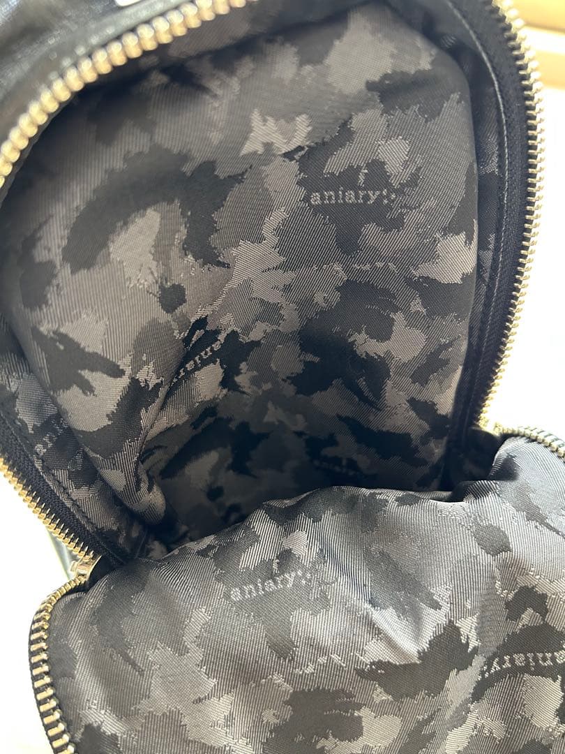 アニアリ　ボディバッグ　アンティークレザー　ネイビー