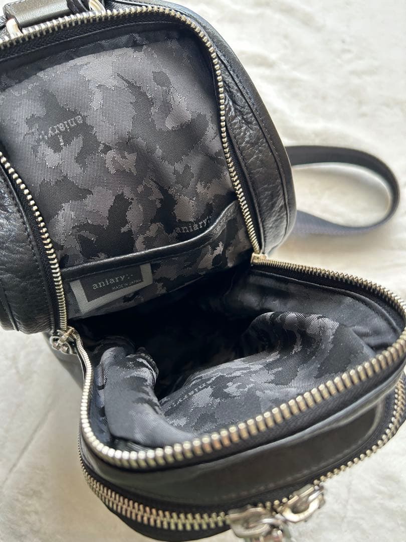 アニアリ　ボディバッグ　アンティークレザー　ネイビー