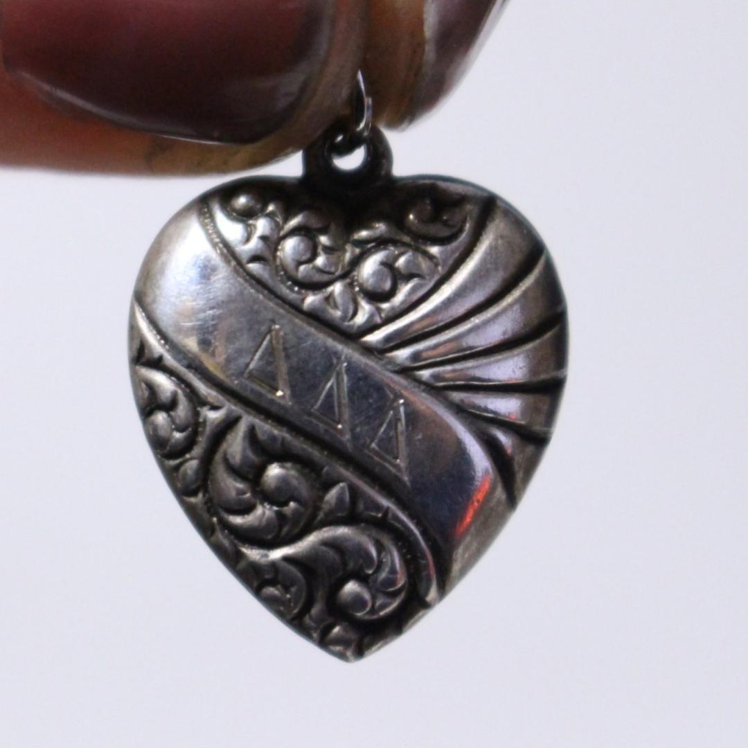 30s　スウィートハートジュエリー 　唐草 古着　渦巻　チャーム 波　NAVY