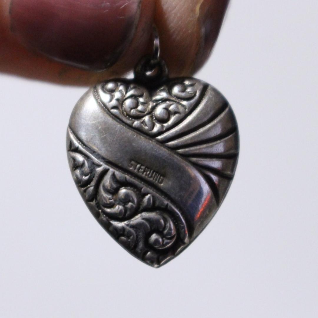 30s　スウィートハートジュエリー 　唐草 古着　渦巻　チャーム 波　NAVY