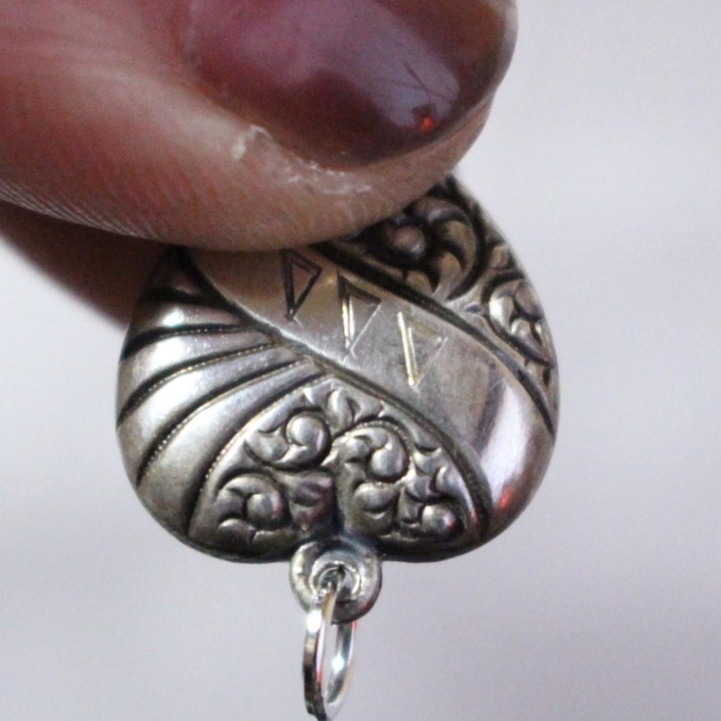 30s　スウィートハートジュエリー 　唐草 古着　渦巻　チャーム 波　NAVY