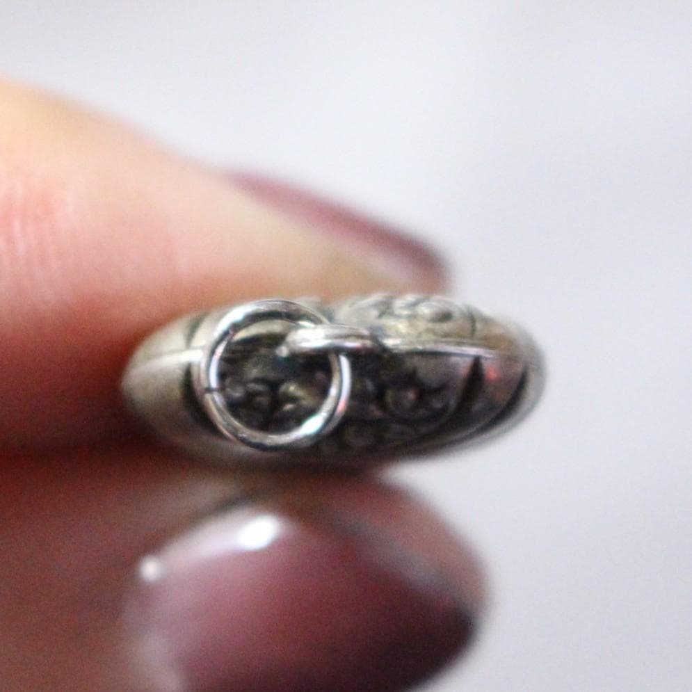 30s　スウィートハートジュエリー 　唐草 古着　渦巻　チャーム 波　NAVY