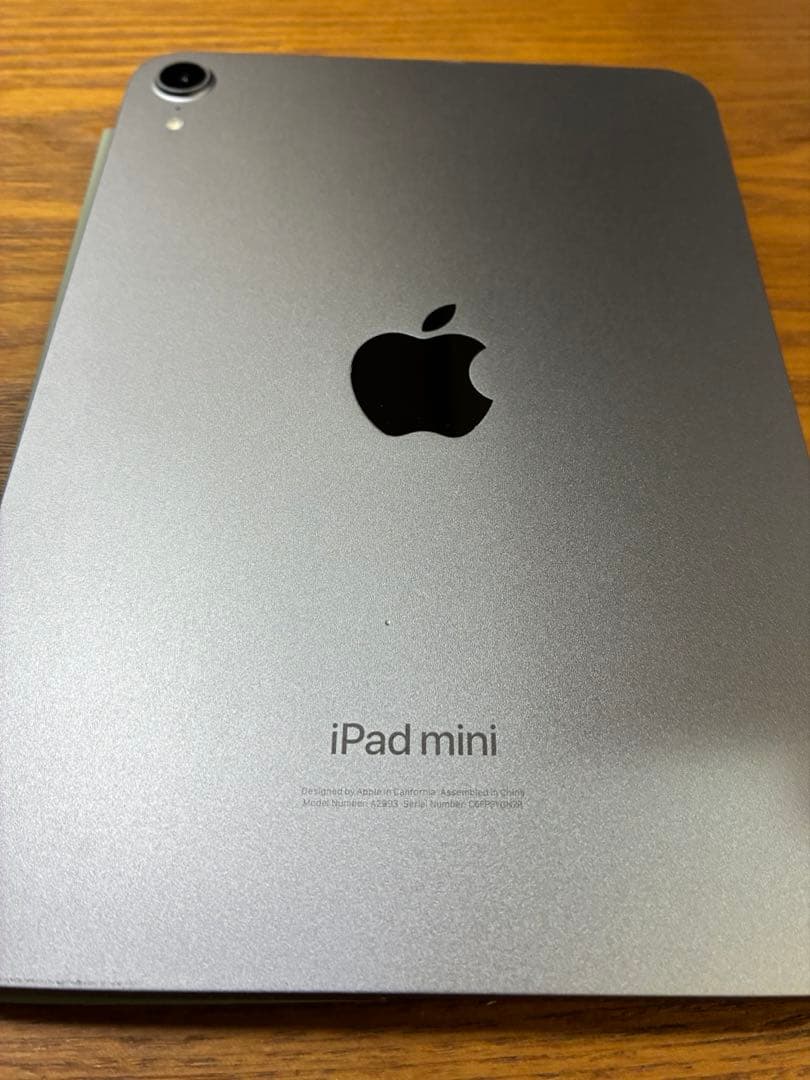 iPad mini 第7世代　本体　純正カバー付き