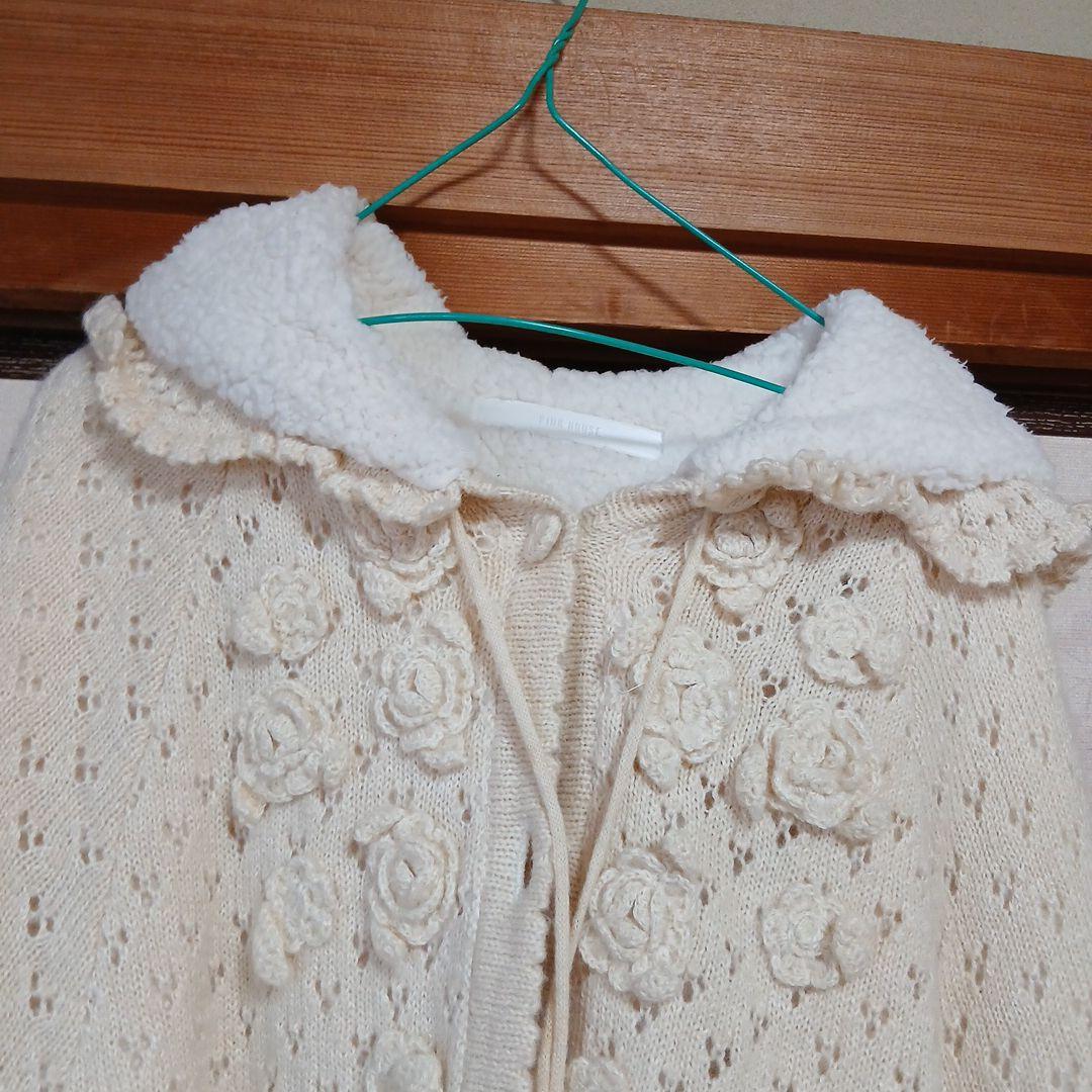 アイボリー 花モチーフ ニット　ポンチョフード付き