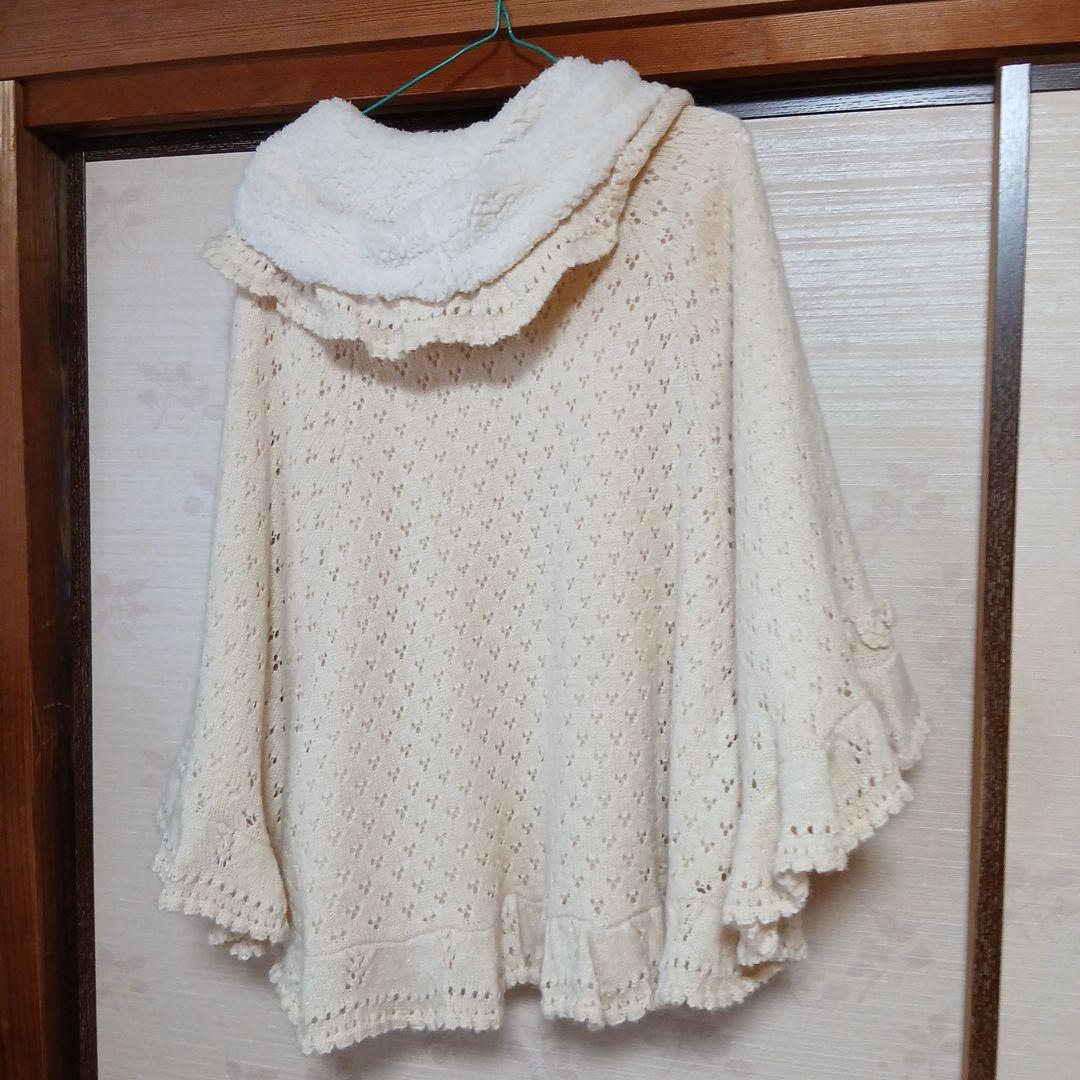 アイボリー 花モチーフ ニット　ポンチョフード付き