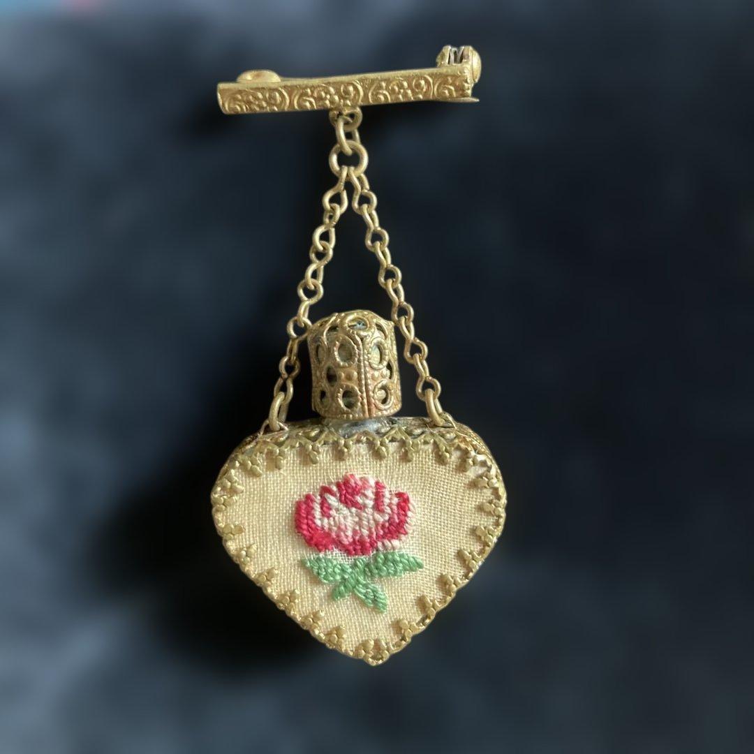 アンティークの香水瓶兼ブローチ 刺繍つき