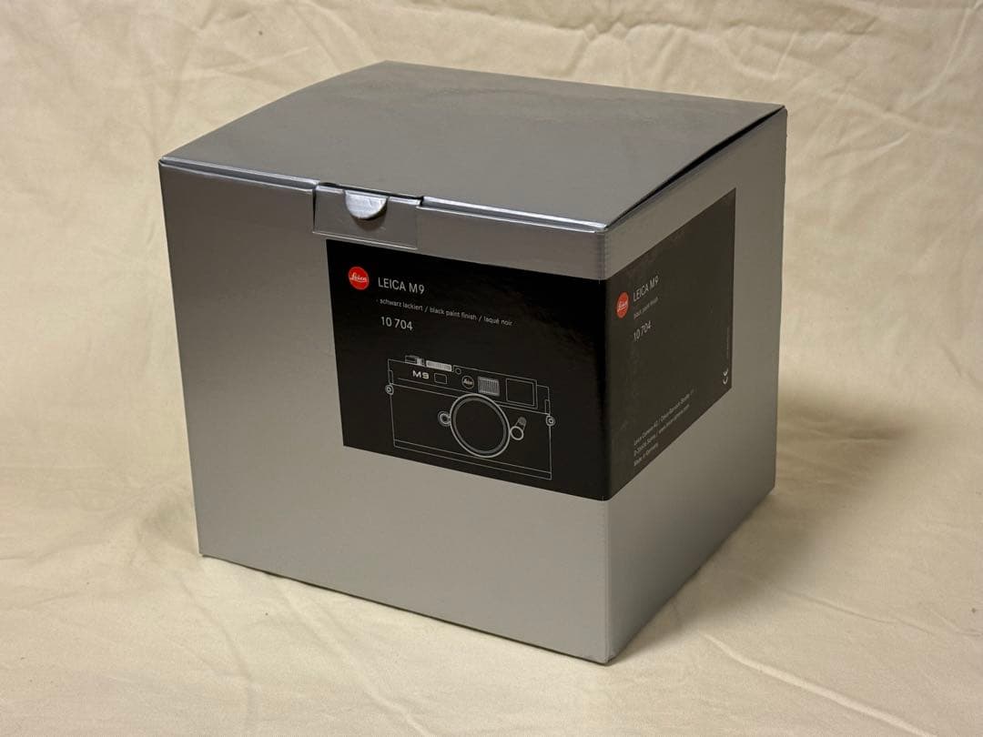 Leica M9 化粧箱（外箱と内箱）と英語版マニュアルのみ