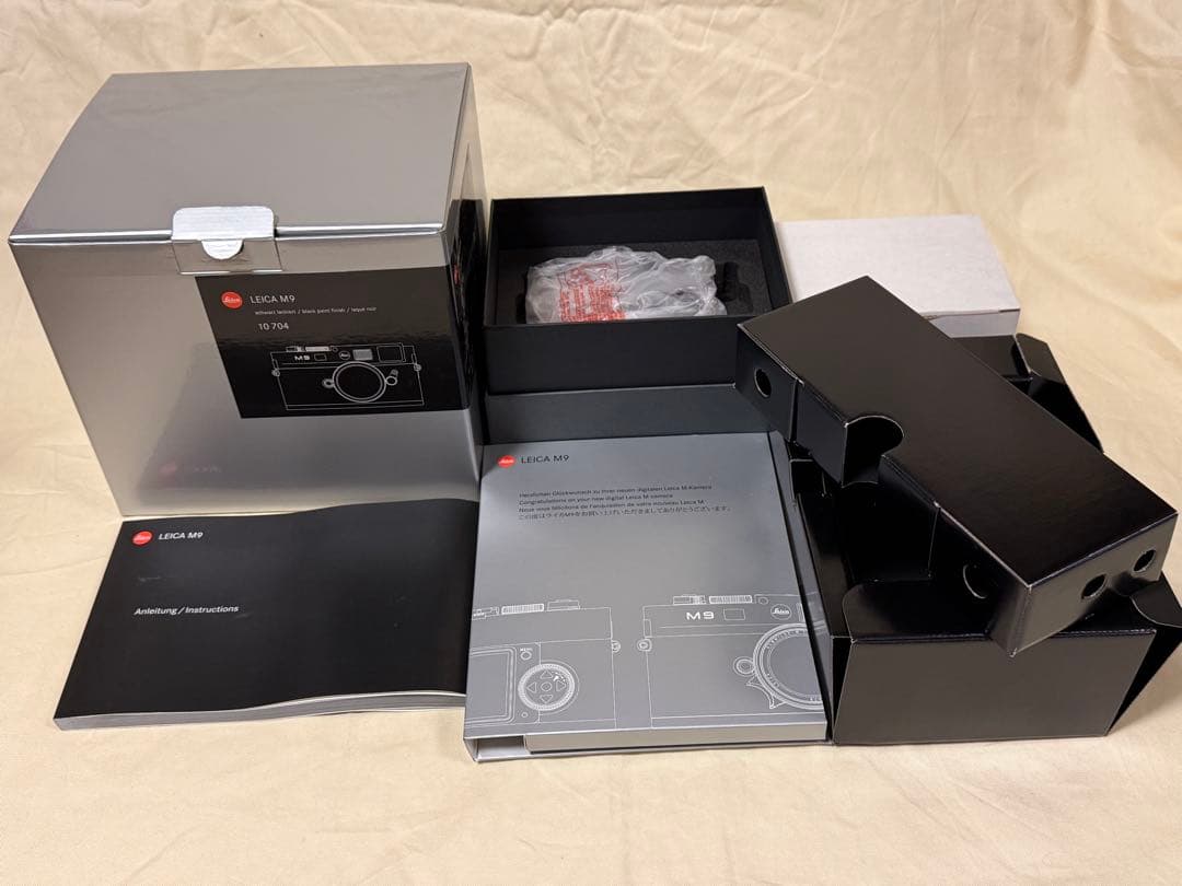 Leica M9 化粧箱（外箱と内箱）と英語版マニュアルのみ