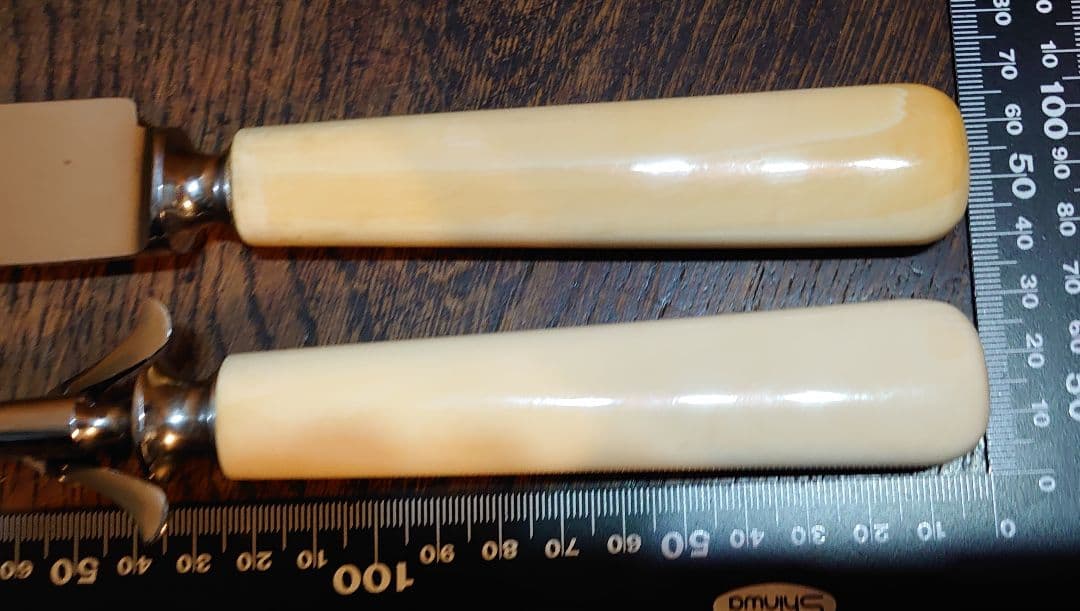 【アンティーク セイウチ製 】彫刻入ハンドル付ナイフとフォークの2点セット