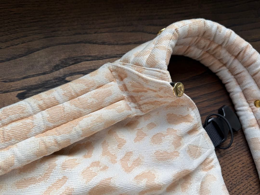 【artipoppe】アーティポッペ　抱っこ紐　レオパード