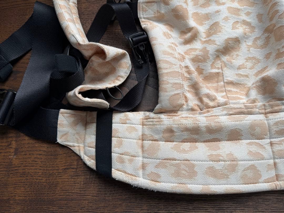 【artipoppe】アーティポッペ　抱っこ紐　レオパード