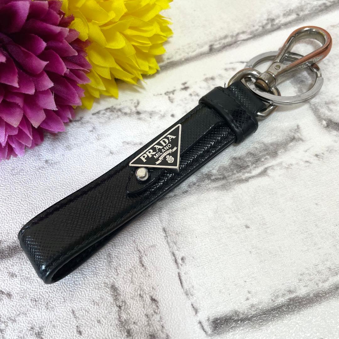 プラダ　PRADA　キーホルダー　キーリング　三角ロゴ　サフィアーノレザー　黒