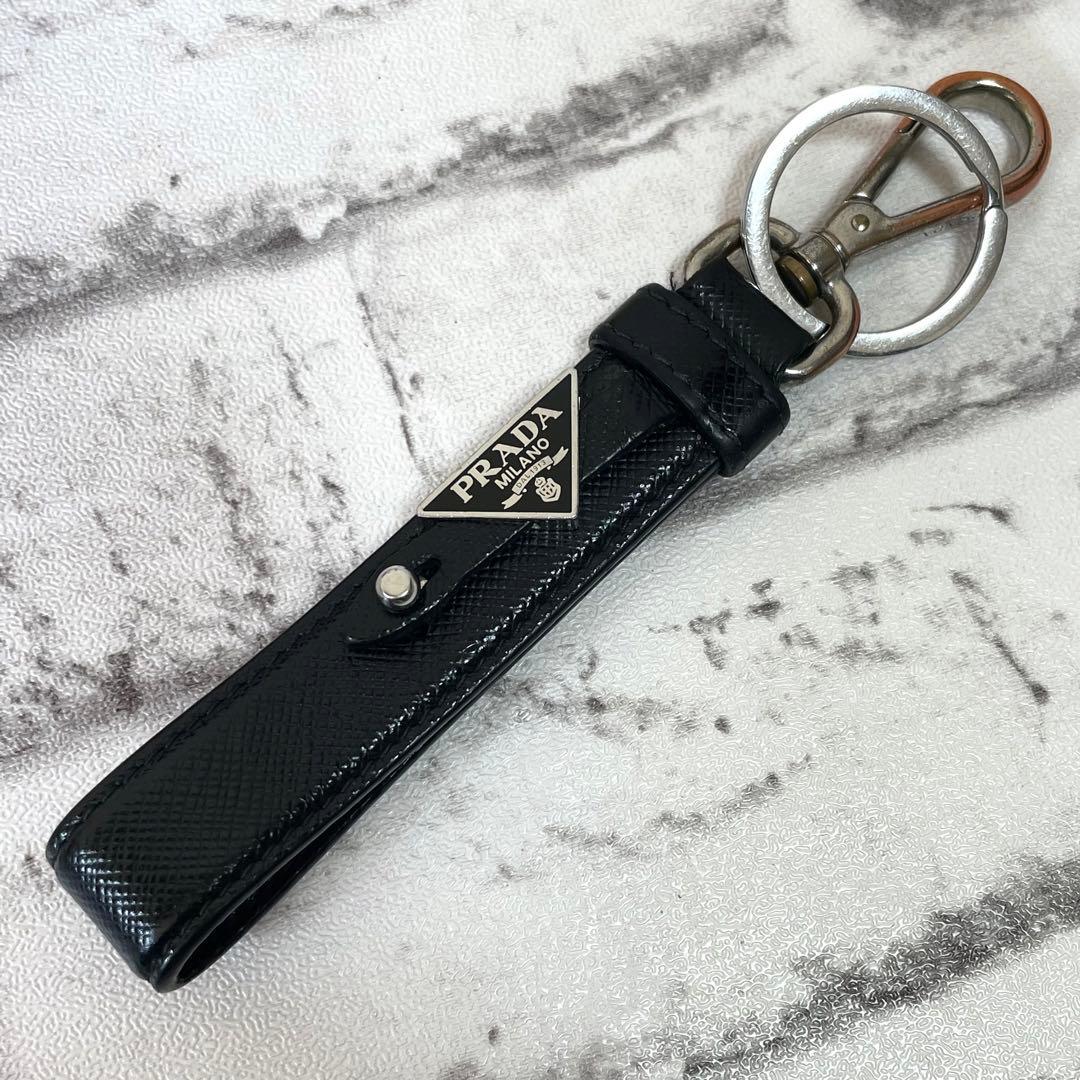 プラダ　PRADA　キーホルダー　キーリング　三角ロゴ　サフィアーノレザー　黒