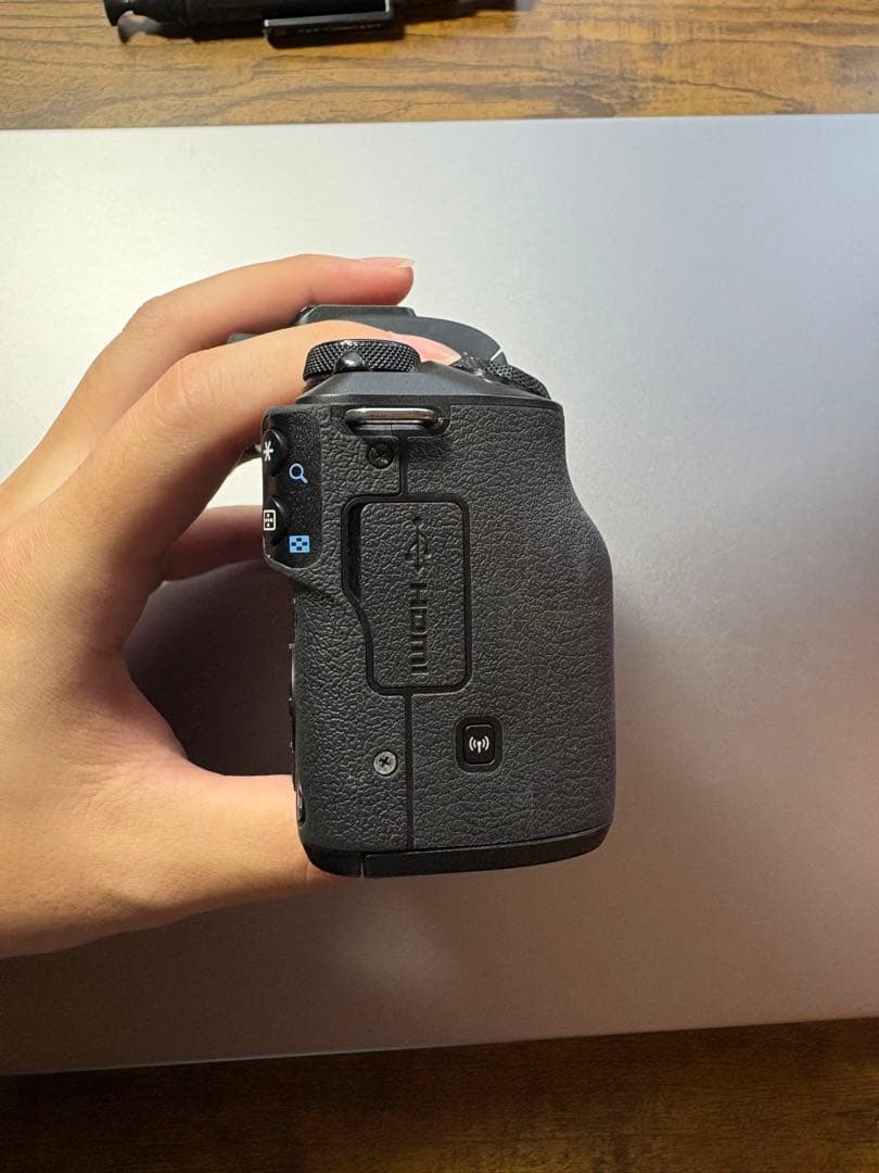 【即購入可】Canon EOS Kiss M ミラーレスカメラ レンズ2本付き