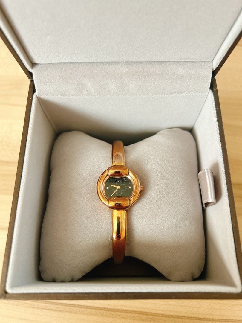 Gucci ゴールド バングル時計