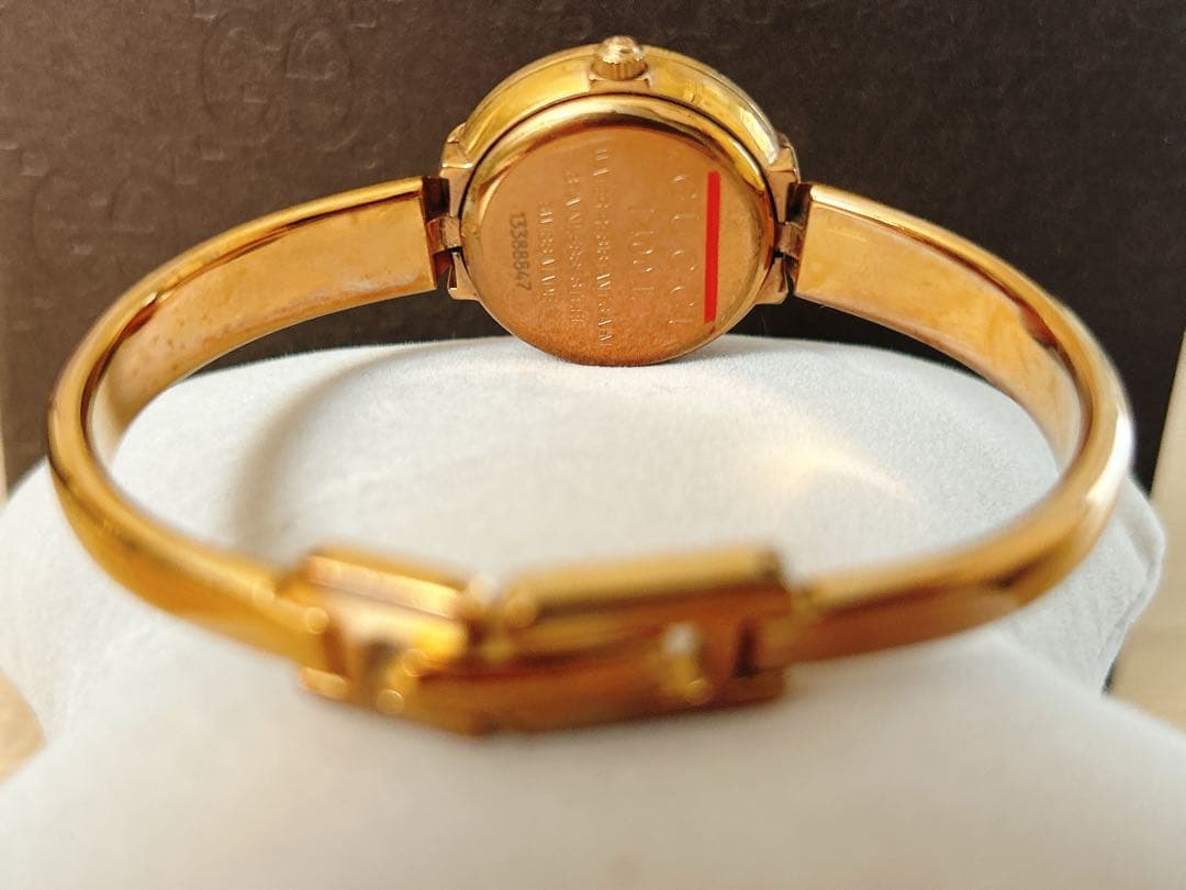 Gucci ゴールド バングル時計
