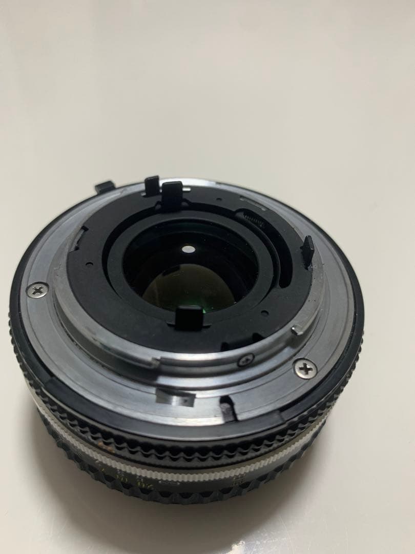 Nikon FE + Ai-S NIKKOR 50mm f/1.8 レンズ付き